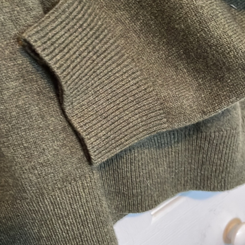 Men’s LL Bean Sz XL 100% Lambs’ Wool olive knit sweater. V neck long sleeved - Picture 5 of 9